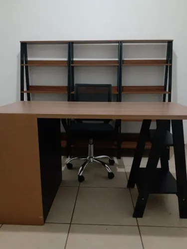 CONJUNTO DE MÓVEIS PARA ESCRITÓRIO.