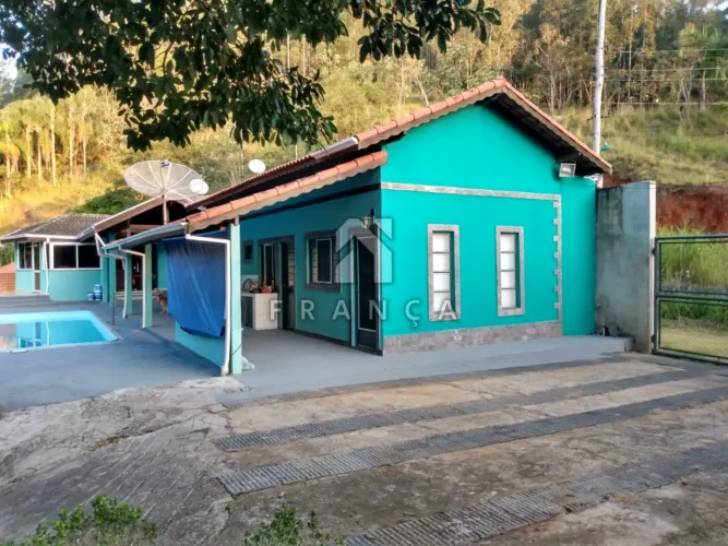 Linda propriedade em Santa Branca com fácil acesso entre Jacareí. Chácara em condomínio fe