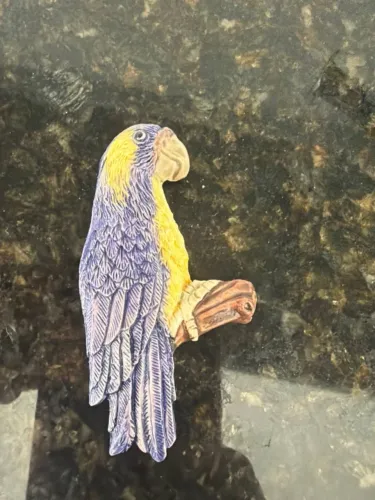 ímã de geladeira arara azul e amarela