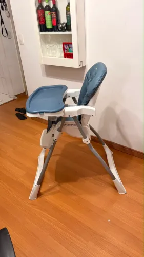 Cadeira infantil para criança comer