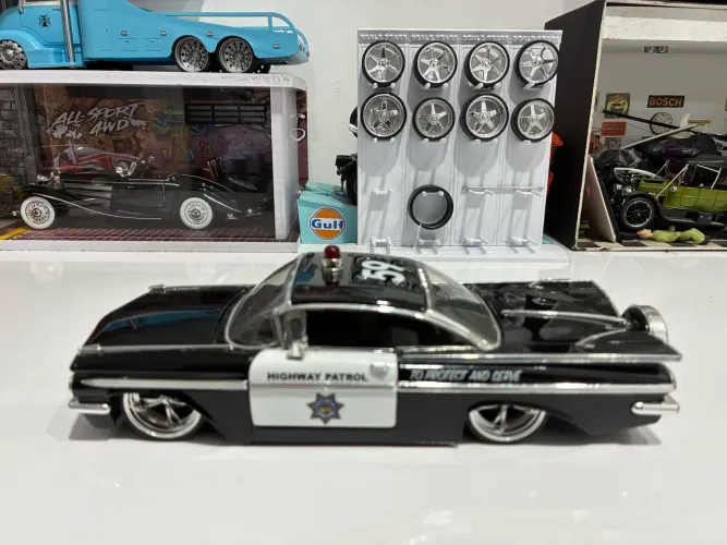 Miniatura chevy Impala 59 polícia