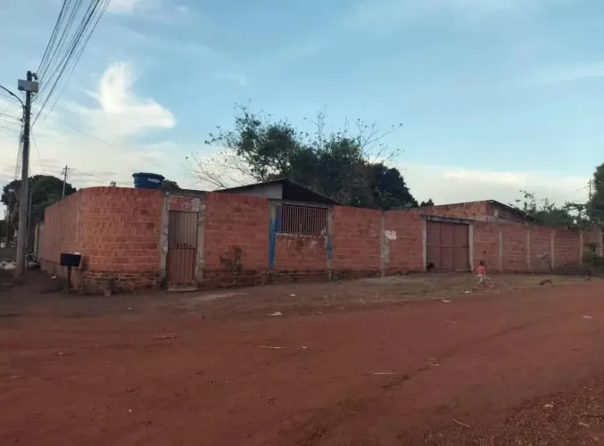 Vendo lote com Duas casas 