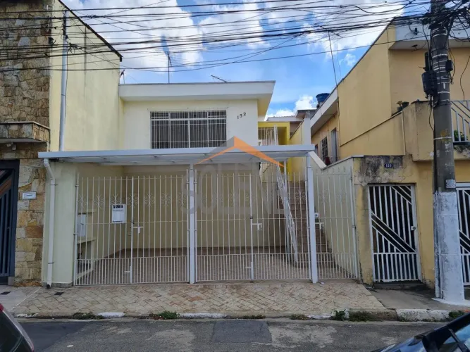 Casa assobradada a venda, com 68,50m² área construída, 2 dormitórios, 2 vagas de garagem
