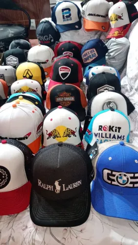 Vendo bonés novos por R$25 reais qualquer um.ENTREGO