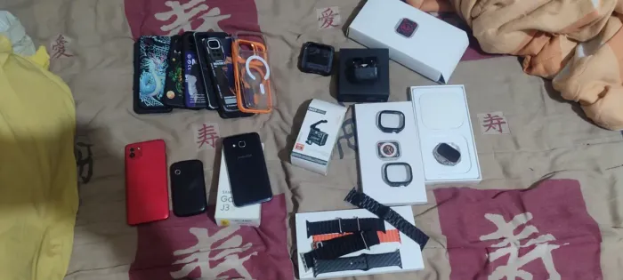 Celulares capinhas e smart watch no estado