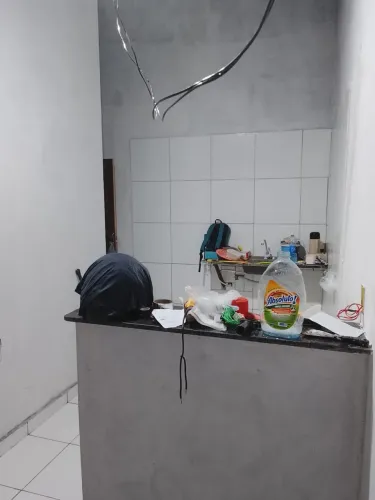 Aluga-se casa ( ao fundo )