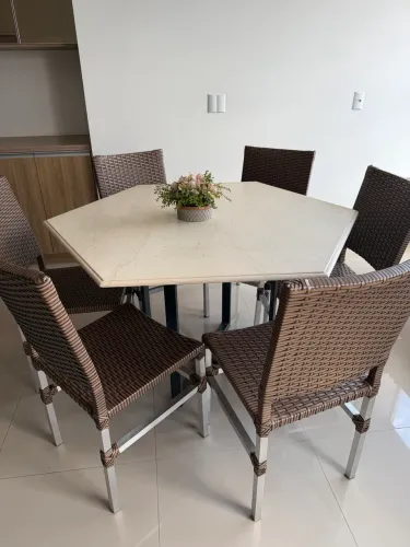 Mesa com 6 cadeiras