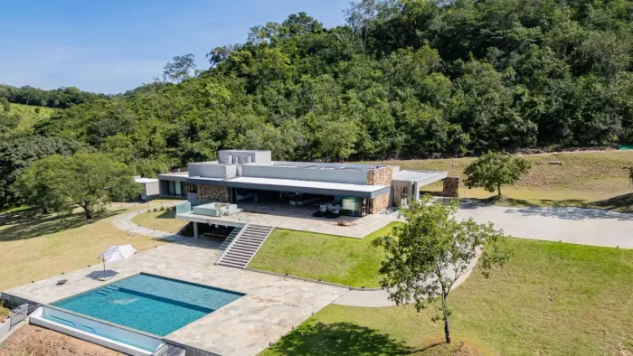 Estância de Alto Luxo em Pirenópolis com 11,81 ha e estrutura para pousada