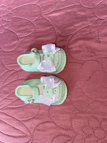 Sapato para bebê de crochê feito a mão