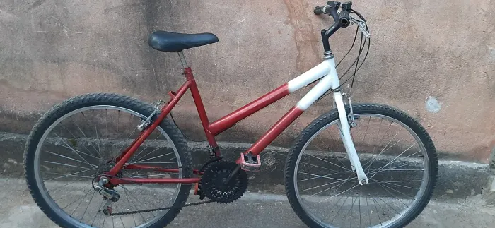 Vendo bicicleta aro 26. Boa de tudo valor 300 reais. meu zap *