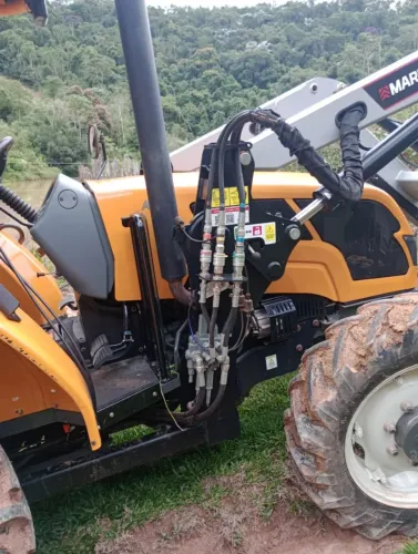 Vendo trator semi novo apenas mil horas trabalhados 