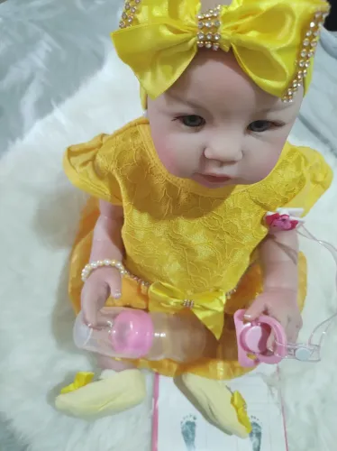 Linda boneca vestido amarelo