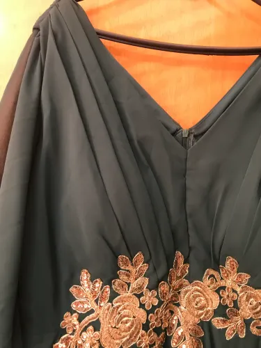 Vestido para madrinha drapeado verde com bojo
