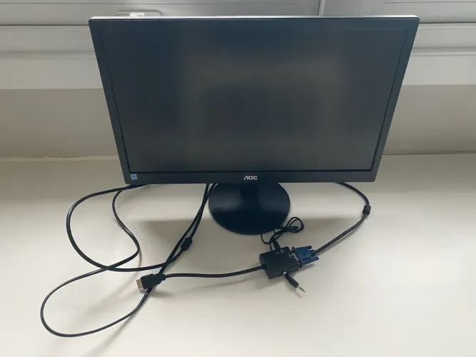 Monitor AOC com cabo VGA e adaptador HDMI para VGA