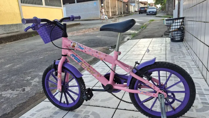 VENDO BICICLETA ARO 16, PARA MENINA COR ROSA E ROXA