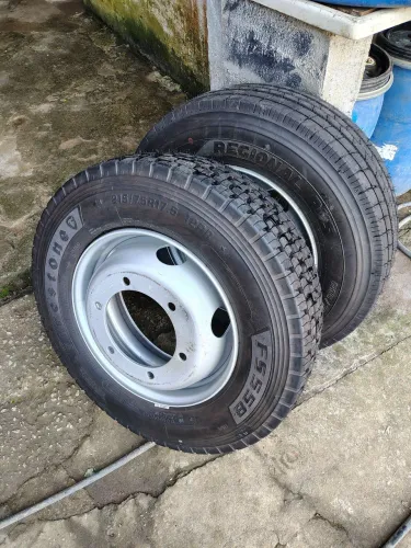 Pneus novos 17.5 215/75 com roda MB acello