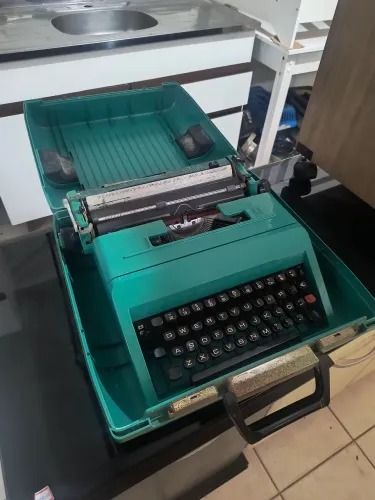 MÁQUINA DE ESCREVER COM MALETA