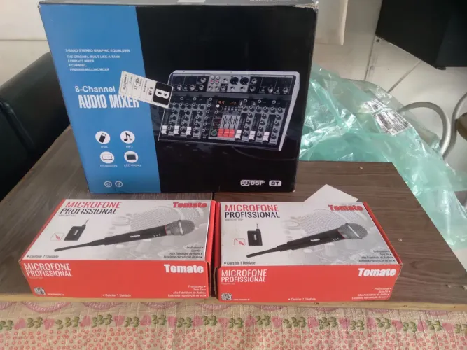 Kit de som com caixas, amplificador, microfones e mesa mixer