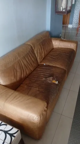 Sofá de Couro Legítimo