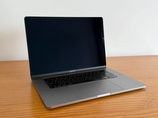 MacBook Pro 2019 Intel i9 32GB RAM 1TB SSD Radeon Pro 5500M 8GB