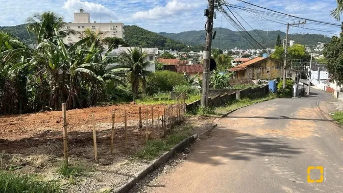 2 Terreno com 1350,40m² no Itacorubi com viabilidade de construção