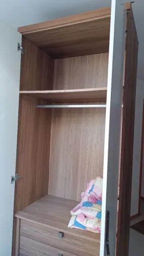 Dois guarda-roupa de solteiro