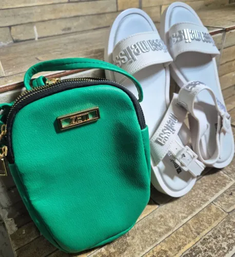 Sandália melissa com bolsa da Zeti. 