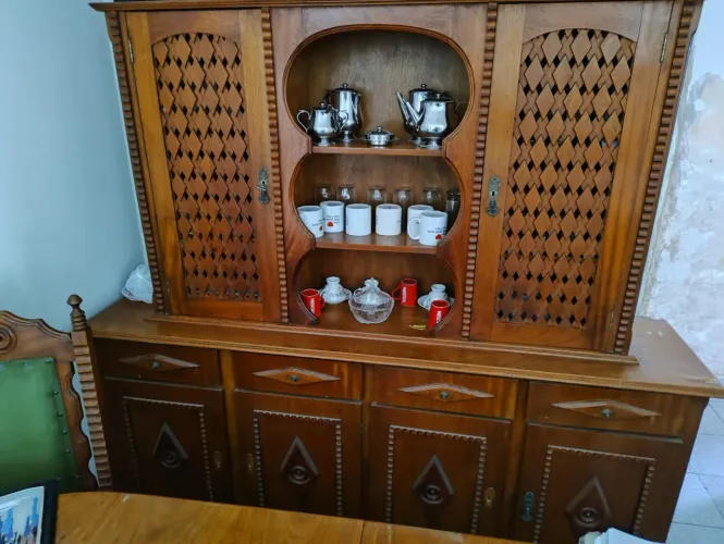 Vendo móveis antigos (cristaleira e mesa c/6 cadeiras)