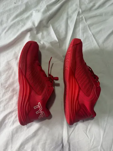 Tênis TYR vermelho original tamanho 38