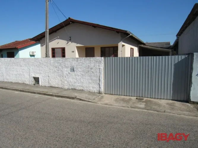 Excelente Casa 2 dormitório(s) em Carianos - Florianópolis