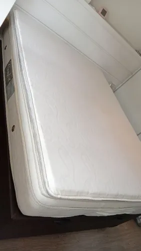 Colchão de casal c/ box em perfeito estado.