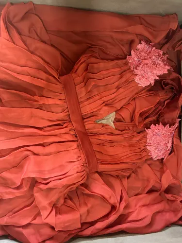 Vestido de festa longo, com detalhes em renda - cor marsala