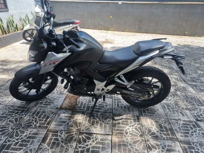 Cb 300f cbs leia descrição 