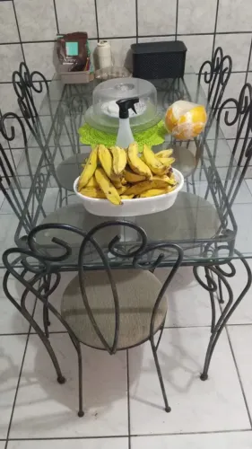 MESA DE FERRO COM 6 CADEIRAS E TAMPO DE VIDRO EM EXCELENTE ESTADO . Valor R$1200