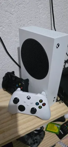 Xbox seris s na caixa com nota   dois controles e jogos na conta 