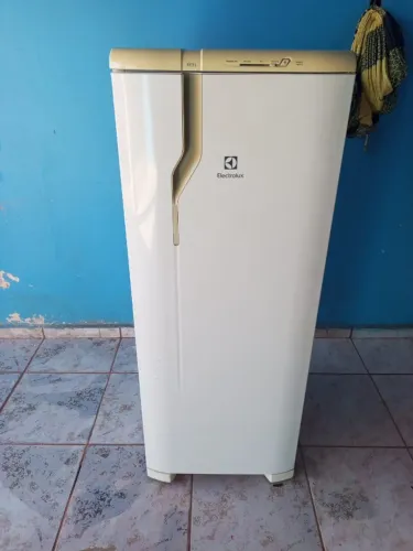 vendo geladeira re31 240 litros
