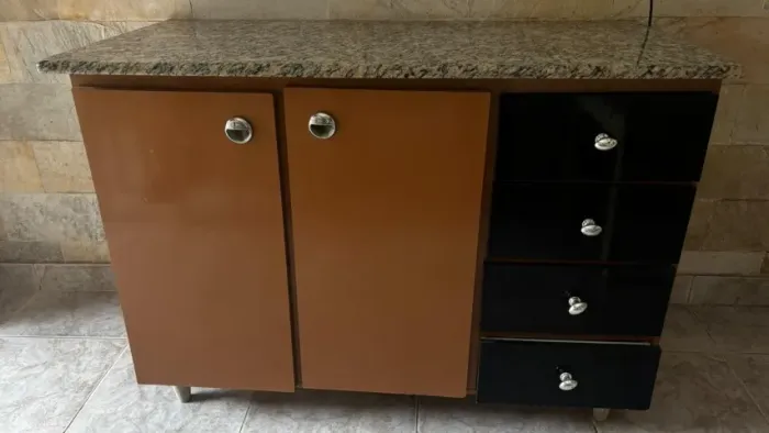 ARMARIO MDF CARAMELO COM 2 PORTAS E 4 GAVETAS TAMPO GRANITO MEDINDO 1,25X60