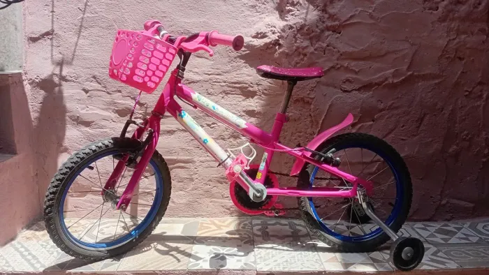 Bicicleta rosa com cestinha