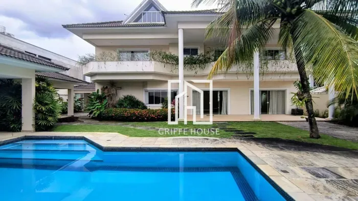 SANTA MÔNICA JARDINS - CASA DUPLEX DISPONÍVEL PARA LOCAÇÃO OU VENDA NA BARRA DA TIJIUCA.- 