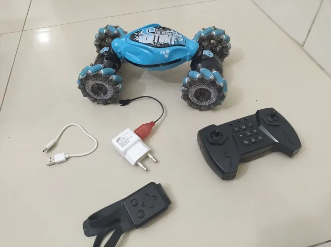 Veículo de Brinquedo de Controle Remoto Stunt Car. só não pega a música do carrinho.