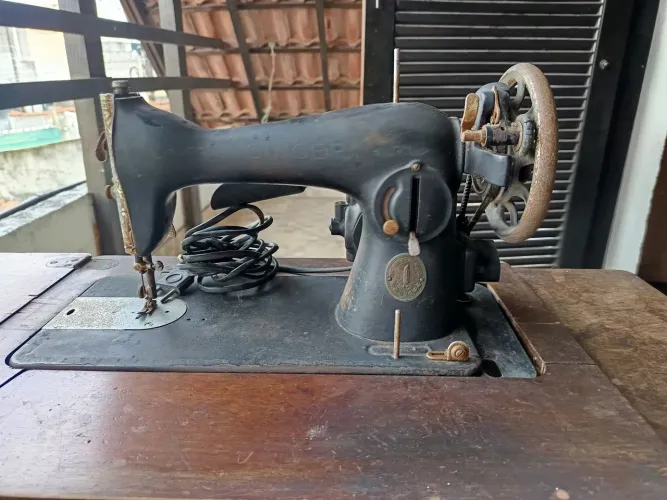 Máquina de Costura Singer 127J Canadense Anos 50 - Mecanismo Livre com Gabinete de Embutir