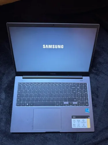 VENDO NOTEBOOK SAMSUNG BOOK.