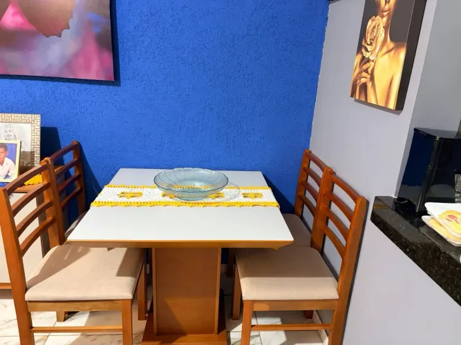 Mesa de Madeira, com tampo de vidro.
