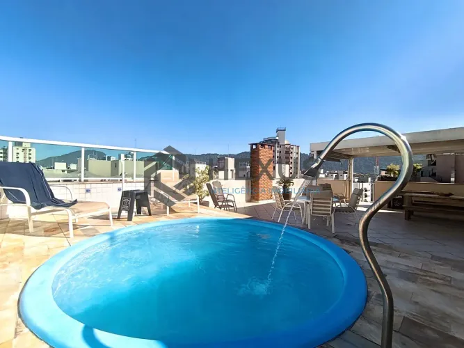 Apartamento com varanda e lazer a 400m da praia na região da Brunella na Enseada, Guarujá
