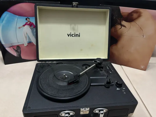 Vitrola Vicini + 2 discos Harry Styles 