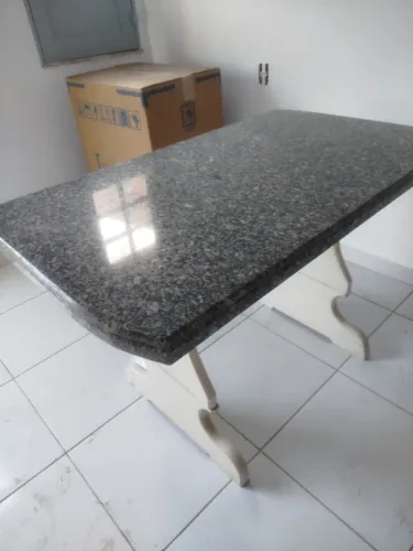 Mesa de jantar em granito