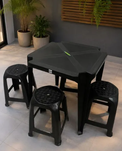 Mesa com 4 banquetas-Novas