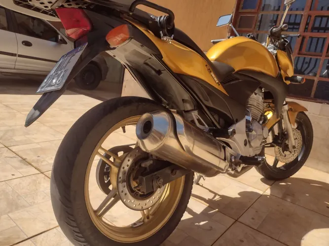 Vendo CB 300R com correia dentada 9.000 no pix *