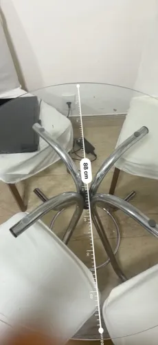 Mesa de vidro redonda com base de metal