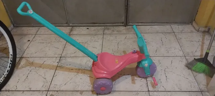Triciclo Magic Toys com Empurrador